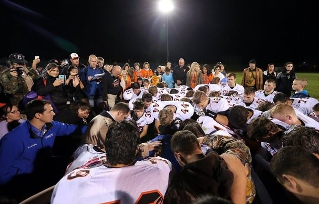 Coach Prays for Football Players Despite School District Saying “Kennedy Must Stop His Prayers”
